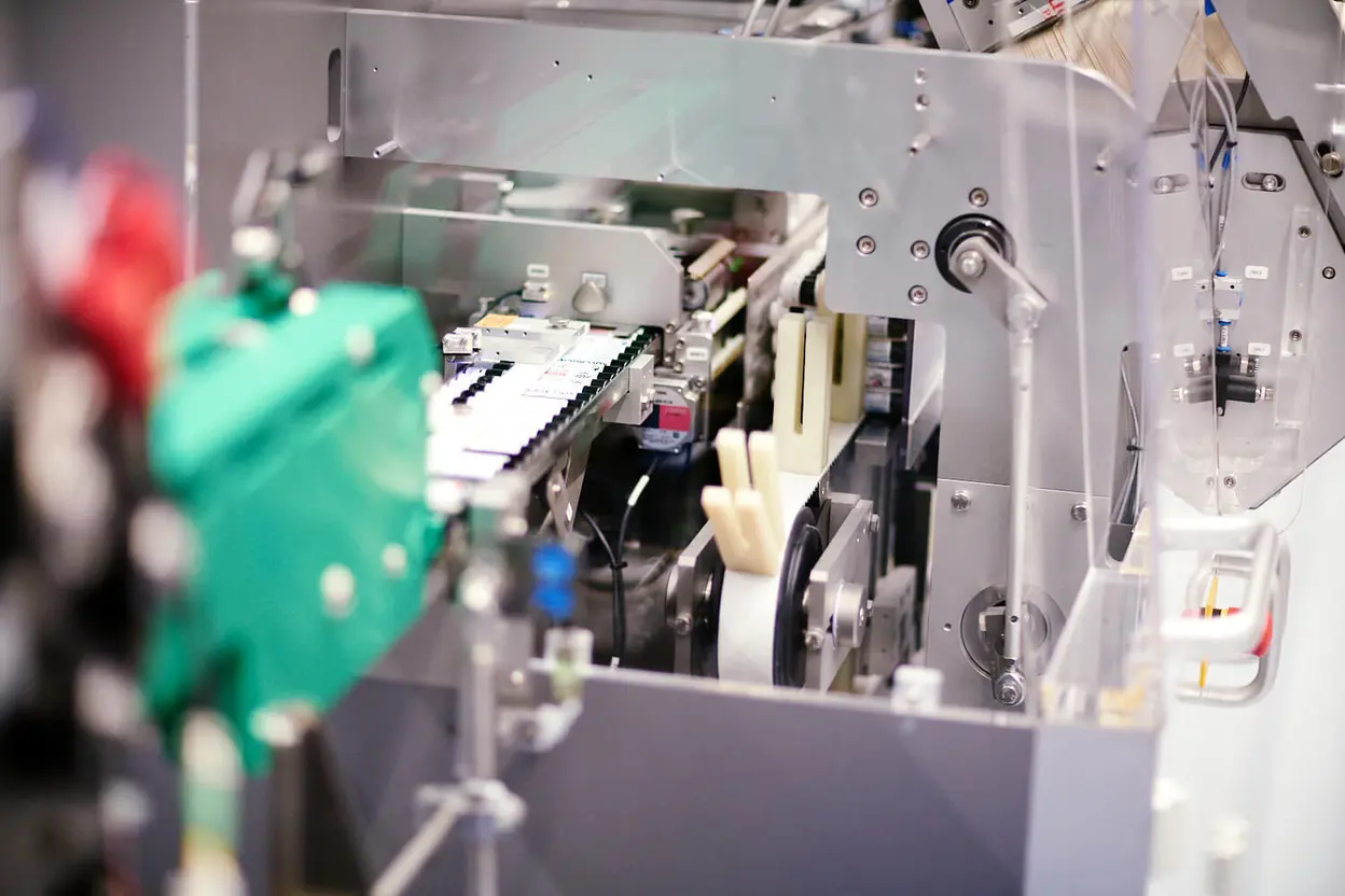 Detailansicht einer automatisierten Verpackungsmaschine mit Förderband 